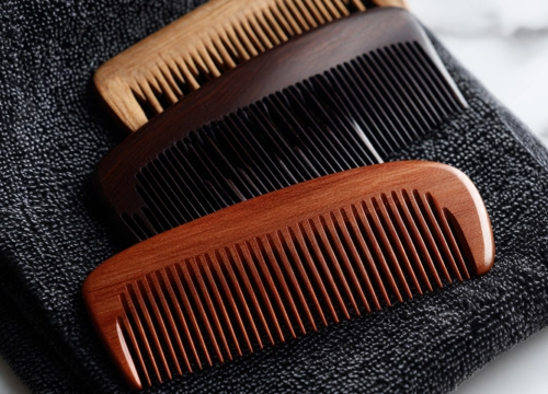 Wooden combs for optimal natural sebum distribution